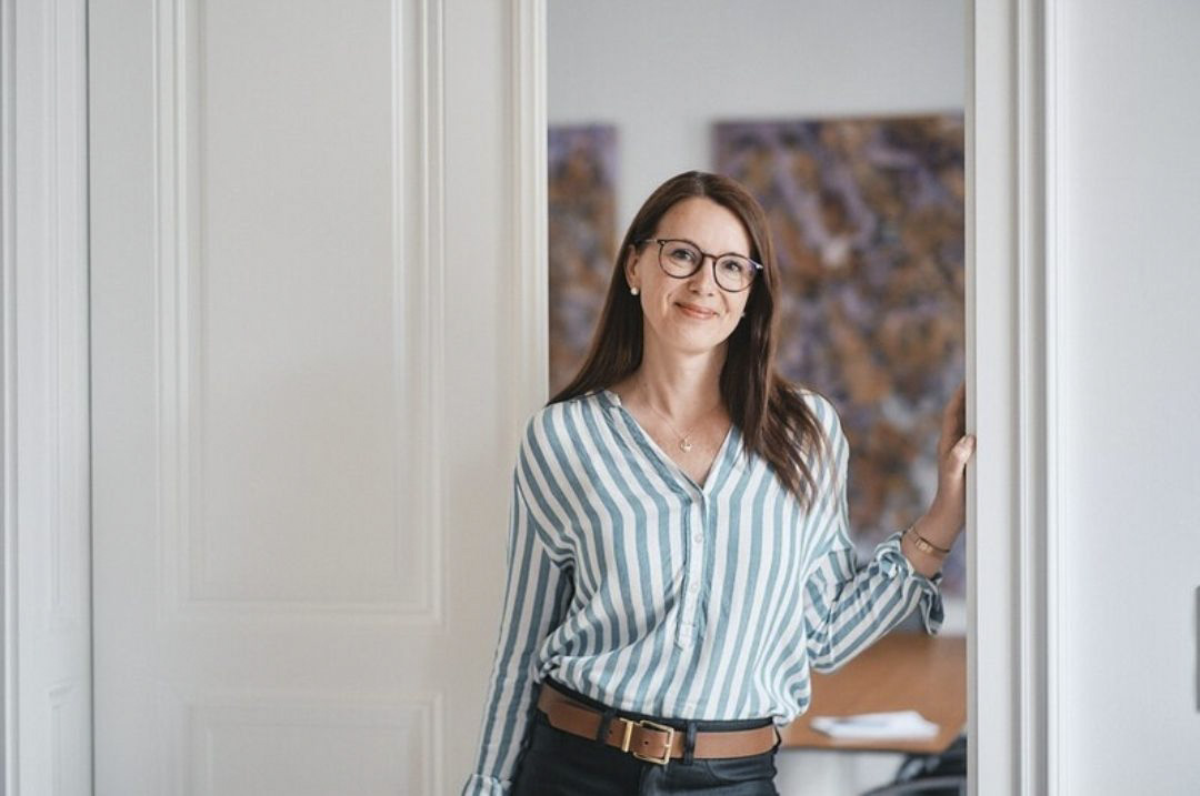 Sonja Schramm, Gründerin von PAUSE., in einer hellen Türöffnung